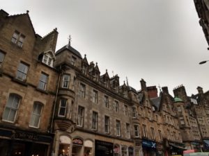 Cockburn street i Edinburgh - en av de första gatorna man stöter på som turist, samt skådeplats för delar av Avengers: Inifinity War
